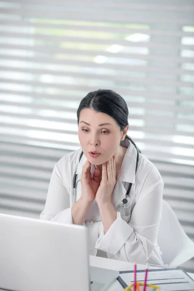 Médico feminino inteligente falando na tela do laptop . — Fotografia de Stock