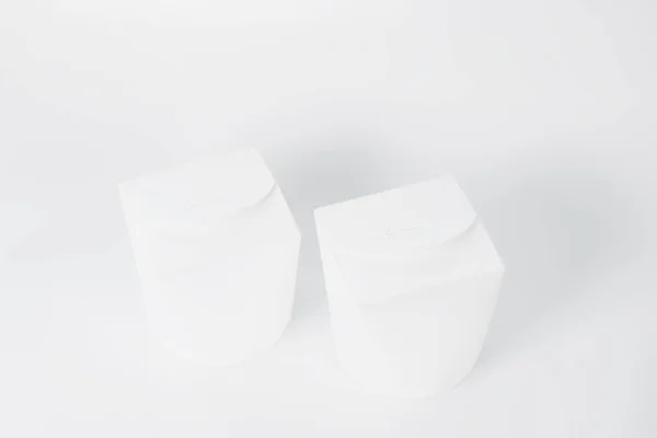 Крупный план двух белых ящиков — стоковое фото