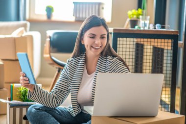 Genç bir kadın online röportaj yapıyor ve mutlu görünüyor.