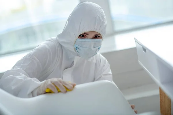 Persona en ropa de trabajo protectora haciendo desinfección en el hogar — Foto de Stock