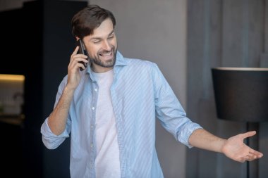 Akıllı telefondan konuşan sakallı genç adam..