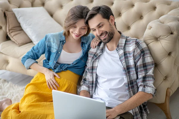 Mulher grávida feliz passar o tempo em casa com o marido — Fotografia de Stock