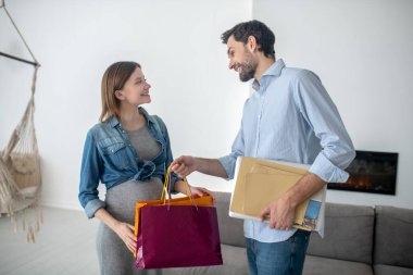 Genç ve mutlu çift alışverişten eve geldi.