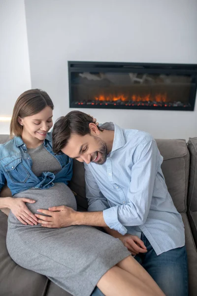 Mörkhårig framtida far gravid buk hans fru — Stockfoto