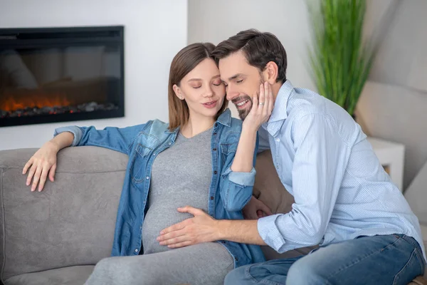 Giovane donna incinta sentirsi bene con suo marito — Foto Stock