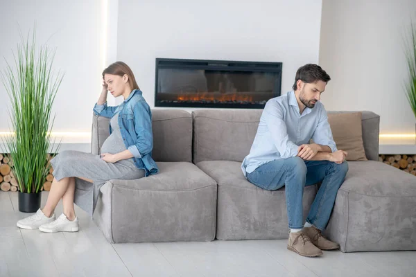 Unga par känner sig ledsna medan de har en konflikt — Stockfoto