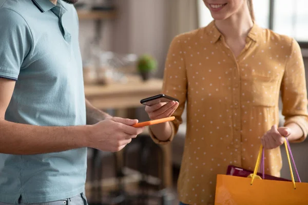 Female customer giving a credit card to delivery person — Stock Photo, Image