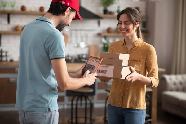 Женщина-клиент получает коробки от доставщика — стоковое фото