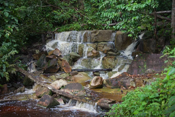 Cachoeira Dia Ensolarado Claro Meio Uma Selva Palmeiras Videiras Ilha — Fotografia de Stock