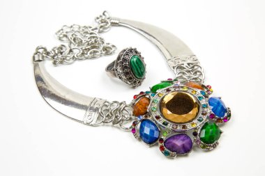 Metal zincirli parlak renkli taşlardan bir kolye. Seçici odaklanma. Mücevher Moda ve Güzellik.