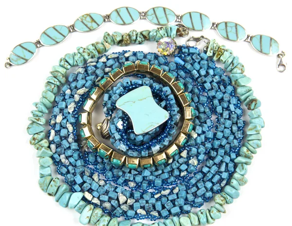 Armbänder Halsketten Türkisfarbene Ringe Isoliert Auf Weißem Hintergrund Ideendesign Konzept — Stockfoto