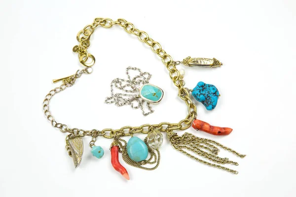 Halskette Aus Leuchtend Farbigen Korallen Türkisfarbenen Steinen Mit Metallkette Schlüsselanhänger — Stockfoto