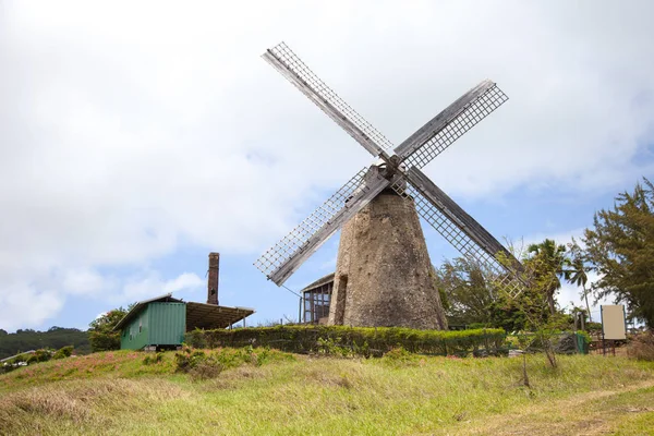 Zicht Een Oude Molen Tegen Een Blauwe Lucht Van Wolken — Stockfoto