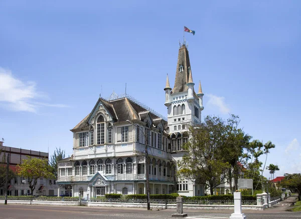 Güneşli bir günde, Georgetown, Guyana belediye binasında kuleleri ve kuleleri olan eski bir Gotik ahşap masal binasının manzarası. Dünya turizmi, mimarisi.