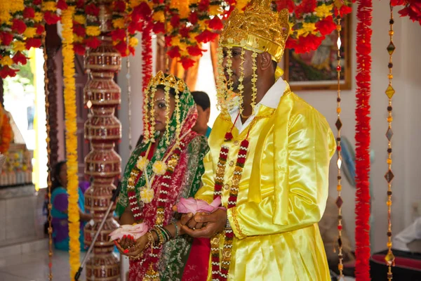 Beautiful Happy Couple Newlyweds Wedding Ceremony Hindu Temple Traditions Ceremonies — Stock Photo, Image
