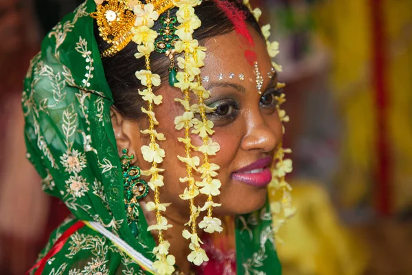 Feliz Novia Regocija Sonríe Ceremonia Boda Templo Hindú Boda India —  Fotos de Stock