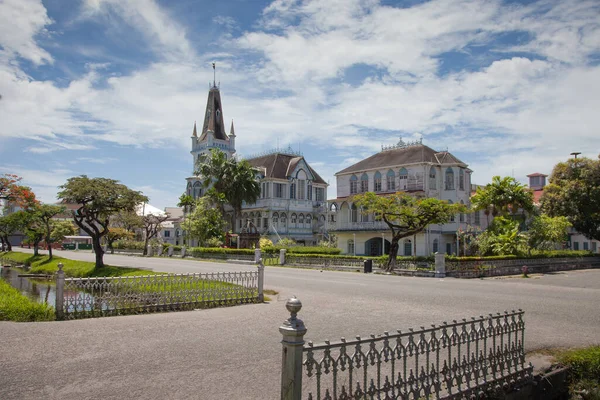 Güneşli bir günde, Georgetown Belediyesi, Guyana 'da kuleleri ve kuleleri olan eski, ahşap, muhteşem Gotik bir bina. Mimarlık, tarz, dünya turizmi.