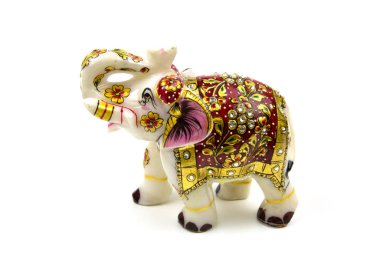 Kırmızı ve altın boyalı yapay elmaslı mermer beyaz fil heykeli, beyaz arka planda izole edilmiş, geleneksel bir Hint hatırası, fotokopi alanı olan fikir tasarımı konsepti. Nesneler.