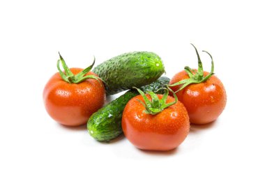 Beyaz bir zemin, yiyecek ve içeceklere izole edilmiş taze olgun domatesler ve turşulu su damlacıkları. Sebzeler, faydalı ürünler, tarım.