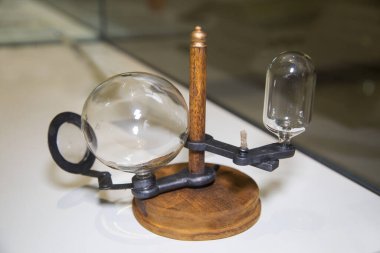 Beyaz bir masada açık kahverengi renkli eski R. Hooke mikroskobu, mikrobiyoloji bilimsel aletleri..