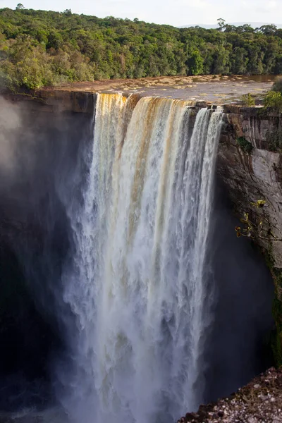 Güzel ve güçlü Kaieteur şelalesinin manzarası açık güneşli bir günde ormanın arka planında, şelalenin yüksekliği 221 metredir, Guyana. Dünya turizmi, macera, eko-turizm.