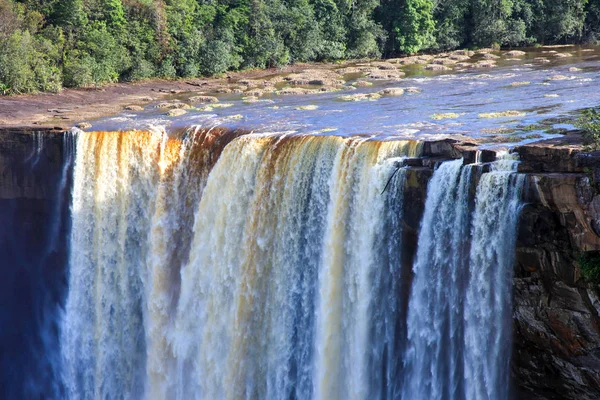 Vista Bela Cachoeira Poderosa Kaieteur Dia Ensolarado Claro Contra Fundo — Fotografia de Stock