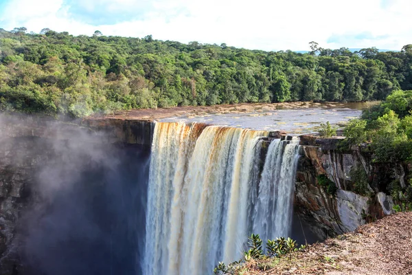Güzel ve güçlü Kaieteur şelalesinin manzarası açık güneşli bir günde ormanın arka planında, şelalenin yüksekliği 221 metredir, Guyana. Dünya turizmi, macera, eko-turizm.