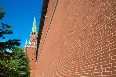 Güneşli bir bahar gününde Moskova Kremlin 'in Trinity kulesi ve duvar manzarası. Dünya turizmi, Moskova manzarası