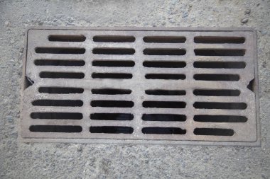 Asfalta demir fırtınası ızgarası döşedim. Şehrin inşaat teknolojisi gelişimi.