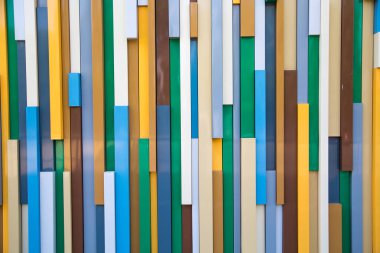 Dikey olarak dizilmiş renkli plastik dikdörtgenlerin arka planı. Arkaplan dokusu tasarla.