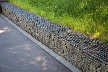 Kapak iyi bir desen ile demir ağır turkuaz döküm yeşil çimen bir arka plan üzerinde birçok halka desen, düşünce metin ve çizimler için serbest beyaz alan kullanmak, yazı ve çizimler için serbest beyaz alan kullanmak.