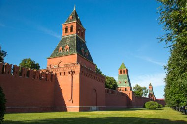 Kremlin 'in ilk ve ikinci isimsiz kulelerinin güneşli bir günde görüntüsü. Moskova 'nın Dünya turizmi cazibesi.