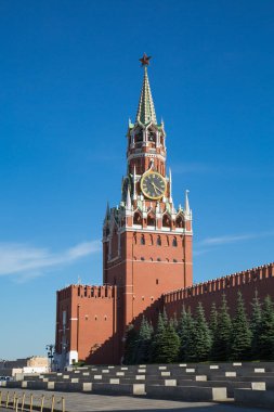 Güneşli bir günde Moskova Kremlin 'in Spasskaya kulesinin manzarası. Kızıl kare. Moskova 'nın Dünya turizmi cazibesi.