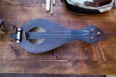 Kahverengi tahta üzerinde müzik aleti kornası. Seçici odaklanma. Ahşap ahşap enstrümanlar Boş hobiler