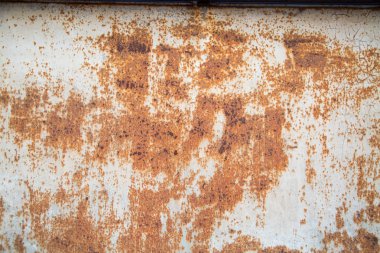 Eski metal korozyon tabakasının arka planında boyasında çatlaklar var. Metne de yer var. Arkaplan dokusu tasarla.