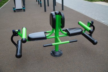 Şehrin dışındaki oyun parkında metalden yapılmış bacak kasları için güç antrenörü. Spor sağlıklı bir yaşam tarzıdır..