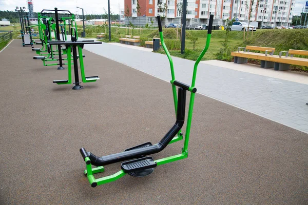 Şehirdeki oyun parkında kayak simülatörü metali. Sağlıklı spor hobileri..