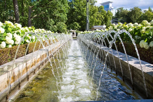 Fontaine Est Urbaine Sous Forme Canal Jet Eau Des Deux — Photo