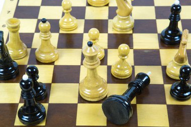Gerçek satranç tahtası ve siyah-beyaz figürlerle oynanan satranç kavramı. Hobiler spor.