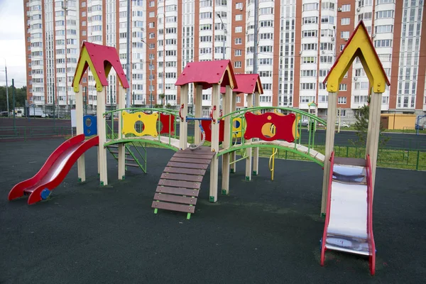 市内の遊び場で子供用の木製のスライドセット 都市の景観 — ストック写真