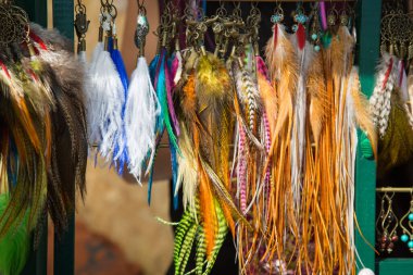 Çok renkli kuş tüylerinden yapılmış kolyeler. Mücevher, moda..