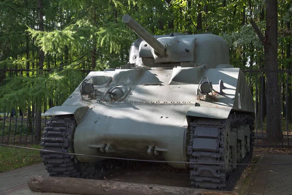 Medium Tank Bakgrund Gröna Träd Usa Andra Världskrigets Militära Utrustning — Stockfoto