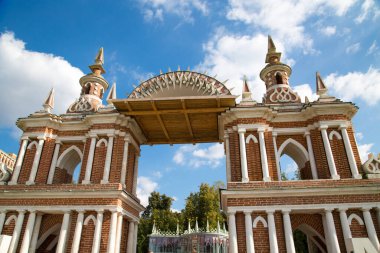 Güneşli bir günde sarayın sanat galerisi Tsaritsyno. Moskova 'nın Dünya turizmi cazibesi.