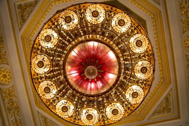 Boyanmış tavana karşı aşağıdan klasik kristal avize manzarası. Moskova 'nın Dünya turizmi cazibesi.