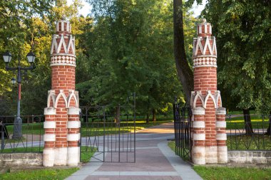 Tsaritsyno Rezerv Müzesi 'nin eski çit kuleleri şeklinde giriş kapısı. Moskova 'nın Dünya turizmi cazibesi.