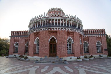 Tsaritsyno Müzesi 'ndeki Üçüncü Süvari Birliği' nin eski binası. Moskova 'nın Dünya turizmi cazibesi.