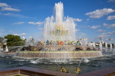 Güneşli bir günde, ulusal ekonominin başarıları sergisinde (VDNH) taş çiçek çeşmesi. Moskova 'nın Dünya turizmi cazibesi.