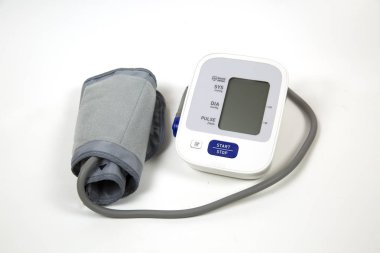 Tansiyon ölçer beyaz arka planda izole edilmiş. Tıp sağlığı teknolojisi.