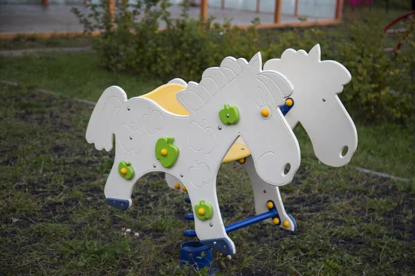 Svinga Vår Form Vita Hästar Med Gröna Äpplen Lekplatser Leksaker — Stockfoto