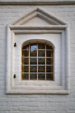 Süslü metal parmaklıkları olan eski Windows 'un görünüşü dışarıda tuğlayla süslenmiş güzel bir dekoratif kaplama. Mimari, elementler, orta çağın biçimi.